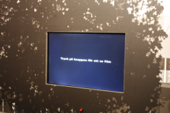 TV skärmar sitter monterade i väggarna för att visa filmer. Några startas med hjälp av knapp tryckning på väggen