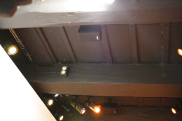 Små svarta högtalare monterade i tak och väggar för att va så osynliga och diskreta som möjligt